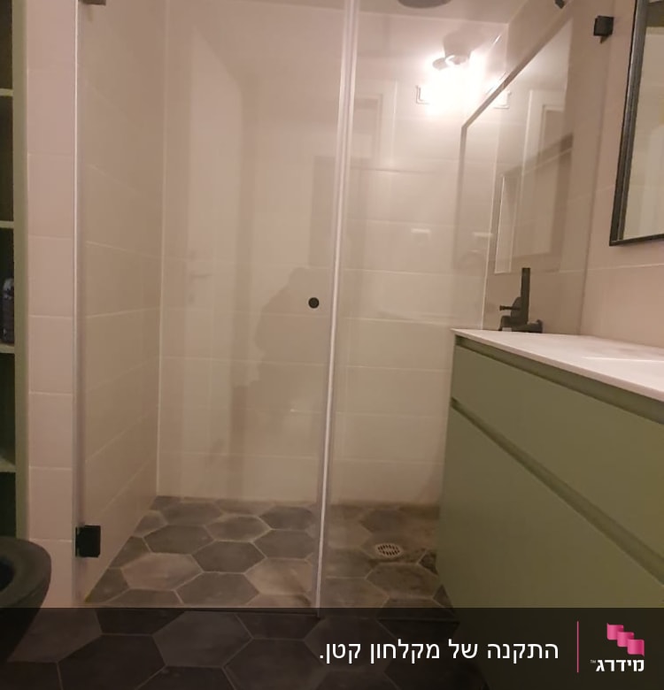 מקלחת עם ראש גשם ודלת זכוכית